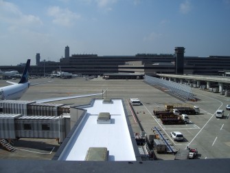遮熱塗料ミラクール2008　空港施設コンクリート屋根（シート防水）600㎡