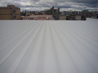 遮熱塗料ミラクール施工実績2008　岡山県　マルエス冷蔵（株）機械室屋根　SW200施クールホワイト工