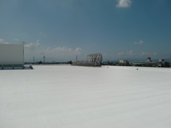 遮熱塗料ミラクール施工実績2009　ジーエフシー（株）社屋屋上（アスファルト砂付きルーフィング）5,800㎡　AW700クールホワイト施工