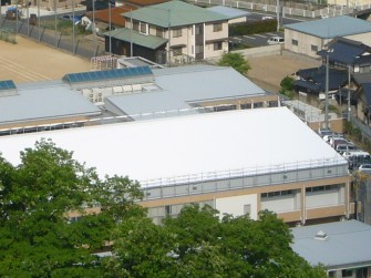 遮熱塗料ミラクール施工実績2009　岡山県　美咲町立旭中学校体育館屋根（鋼板）S100クールホワイト施工
