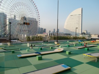 遮熱塗料ミラクール施工写真　横浜ワールドポーターズ屋上（コンクリート屋根）