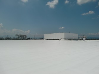 遮熱塗料ミラクール施工写真　岐阜県　社屋屋上（アスファルト砂付きルーフィング）AW700クールホワイト施工