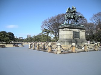 遮熱塗料ミラクール施工写真　道路　公園（皇居外苑　楠公地区　楠正成像）
