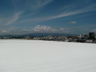 遮熱塗料ミラクール施工写真　神奈川県工場屋根（鋼板）　ミラクールS300クールホワイト施工　